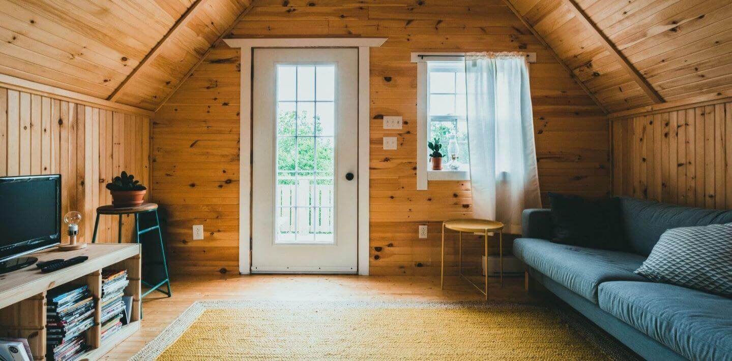 дизайн гостиной в деревянном доме